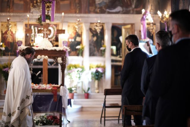 Στο παρεκκλήσι του «Ιπποκράτειου» ο πρωθυπουργός για την ακολουθία του Eπιταφίου