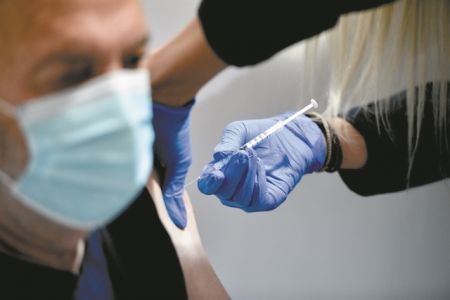 Η ελπίδα του εμβολιασμούκαι ο κίνδυνος ανατροπών