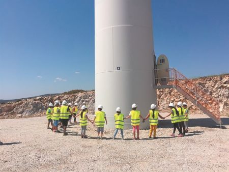 Στηρίζει την κοινωνία και την Οικονομία