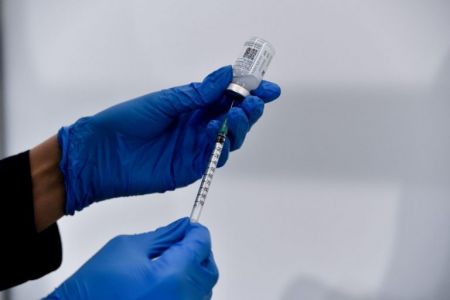 Εμβολιασμός : Νέο ρεκόρ από τους 45αρηδες – Πόσα ραντεβού έχουν κλείσει από το πρωί