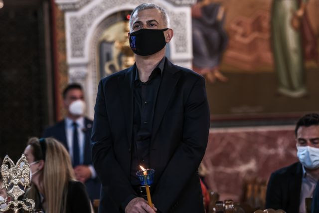 Με τα φαντασμαγορικά πυροτεχνήματα στον Πειραιά εύχεται ο Γιάννης Μώραλης