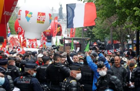 Γαλλία: Σφοδρές συγκρούσεις και 17 συλλήψεις σε διαδηλώσεις για την Πρωτομαγιά