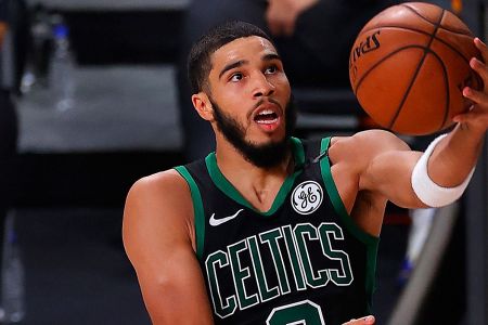 Σέλτικς – Σπερς 143-140: Απίστευτη ανατροπή από το -32 με 60 πόντους του Τέιτουμ