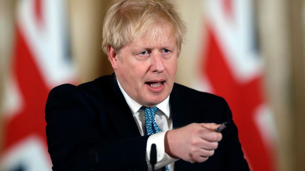 Μπόρις Τζόνσον: Επιμένει για τα κορονοπάρτι – Τα τρία σενάρια για το μέλλον του