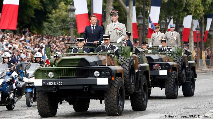 Γαλλία: «Στρατηγοί με παντόφλες» ονειρεύονται πραξικόπημα | tovima.gr