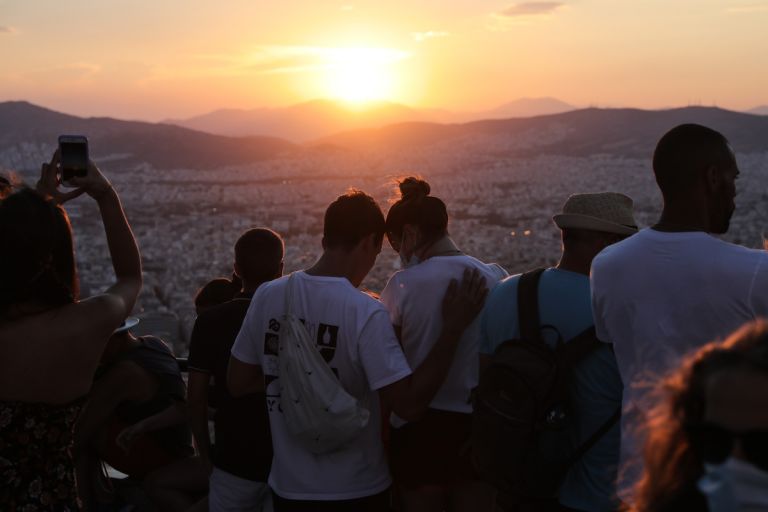 Κορωνοϊός: Έρχεται καλοκαίρι με περισσότερες ελευθερίες – Πώς θα «σωθούν» οι φετινές διακοπές | tovima.gr