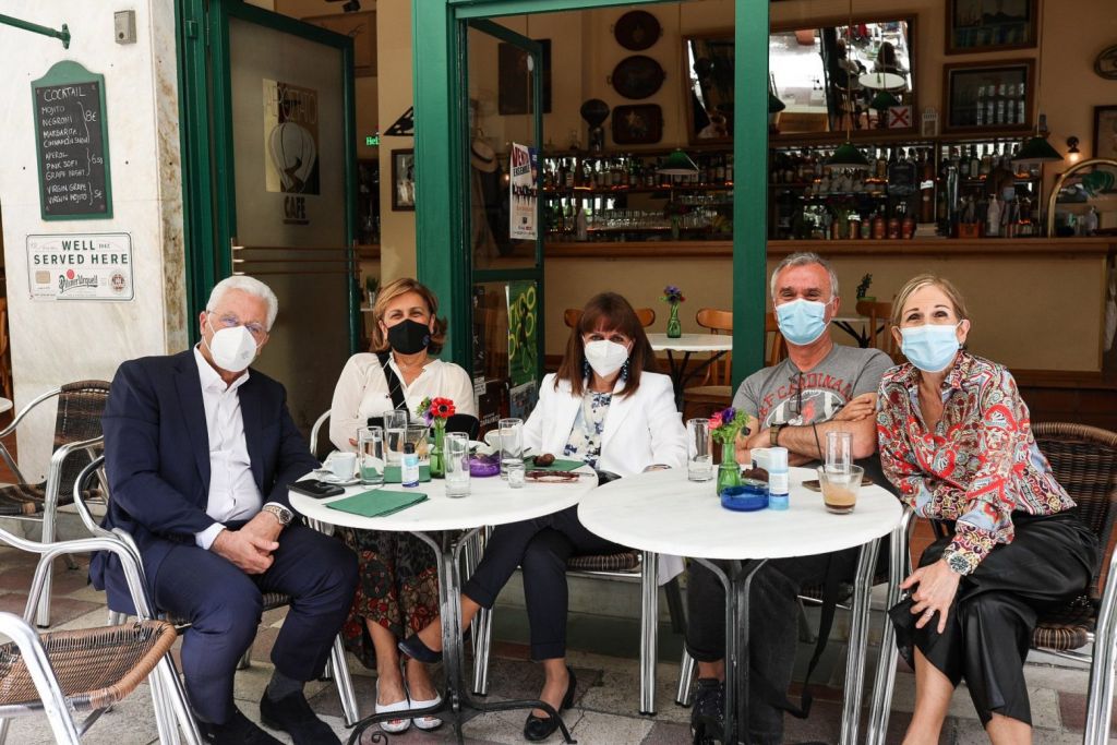 ΠτΔ για εστίαση: «Ξαναζούμε μικρές χαρές της καθημερινότητας που τις θεωρούσαμε αυτονόητες προ πανδημίας»