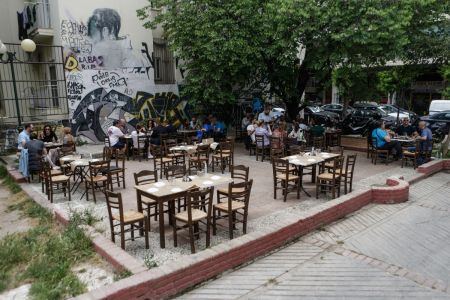 Εστίαση: Επτά βουλευτές της ΝΔ ζητούν από τον Χαρδαλιά μουσική και κλείσιμο τα μεσάνυχτα