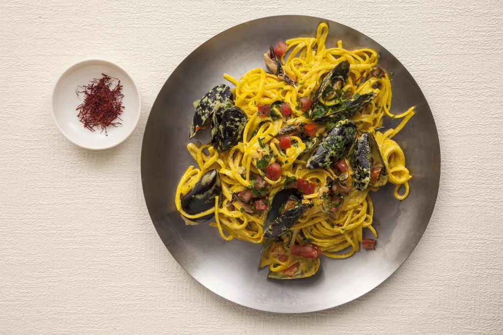 Μακαρονάδα με μύδια αρωματισμένα με κρόκο Κοζάνης