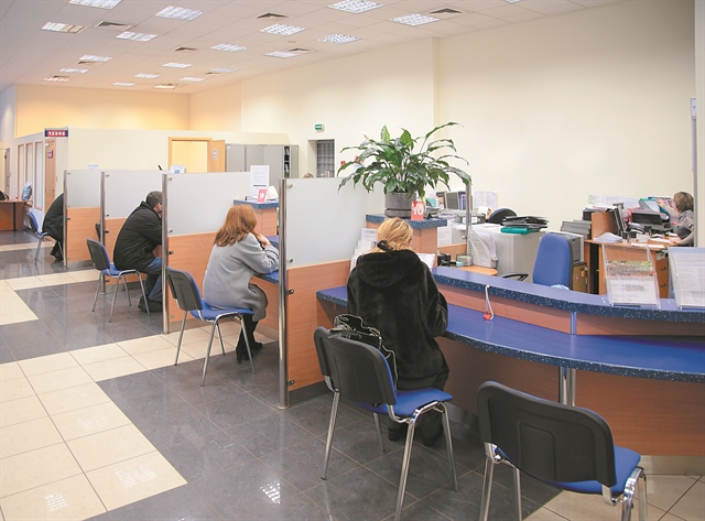 Tράπεζες: Μπαίνει τέλος στο «χαρτί» στις επαφές με τους πελάτες | tovima.gr