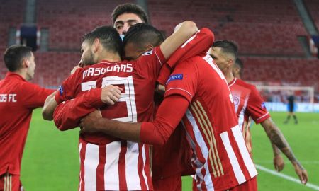 Ολυμπιακός: Οι παίκτες του Μαρτίνς πήραν θέση στην κερκίδα για τη φιέστα