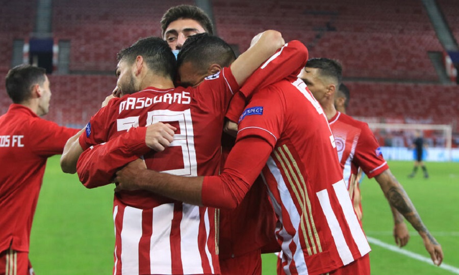 Ολυμπιακός: Οι παίκτες του Μαρτίνς πήραν θέση στην κερκίδα για τη φιέστα