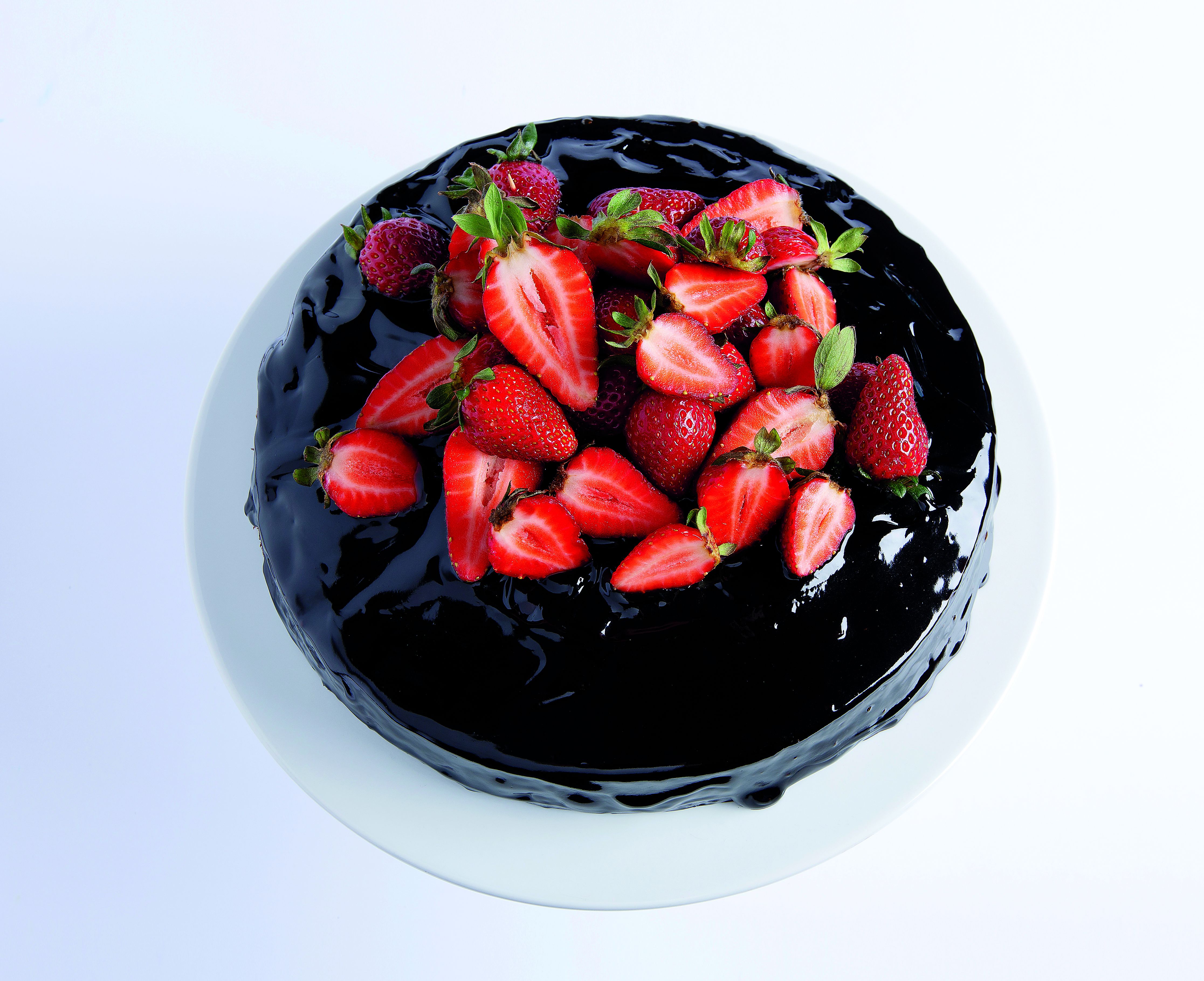 Υγρό κέικ σοκολάτας με φράουλες