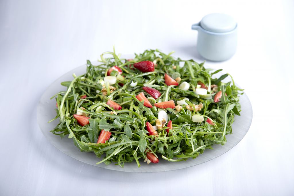 Σαλάτα με αβοκάντο, φράουλες και ψητό μανούρι