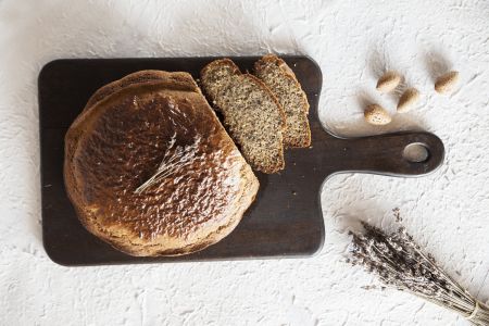 Ψωμί από αλεύρι αμυγδάλου με λεβάντα και μέλι