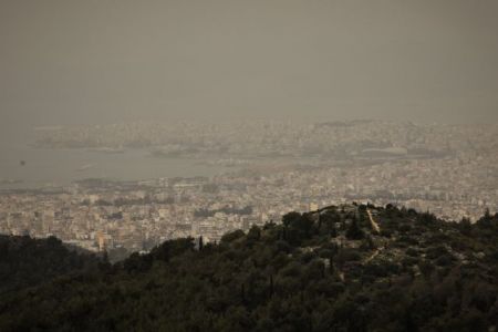 Καιρός : Εως 30 βαθμούς η θερμοκρασία – Συννεφιά και αφρικανική σκόνη
