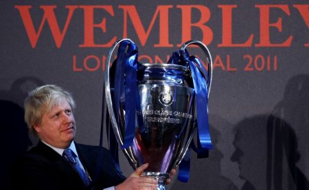 Μπ. Τζόνσον προς UEFA: «Θα ήταν υπέροχο να φιλοξενήσουμε τον τελικό στην Αγγλία»