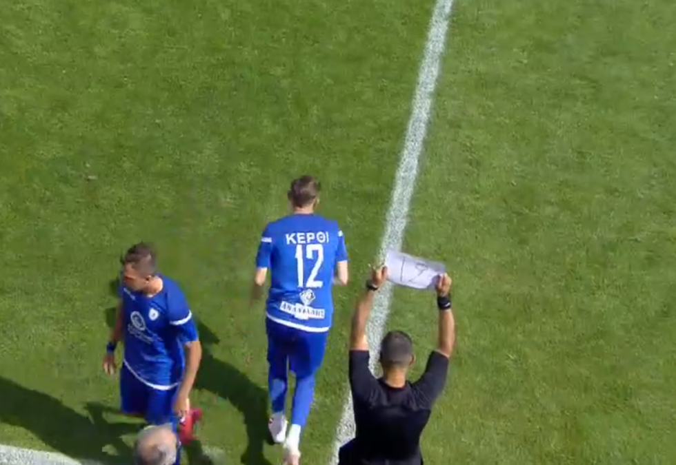 Επική στιγμή στο Πανσερραϊκός – Καβάλα: Ο «τέταρτος» σήκωσε κόλλα «Α4» για αλλαγή