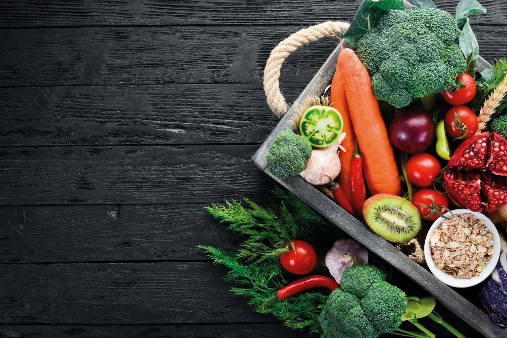 COVID-19: Τι τρώμε πριν και μετά το εμβόλιο;