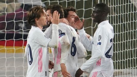 Πάρτι στα αποδυτήρια της Ρεάλ για το 0-0 στο Καμπ Νου (pic)