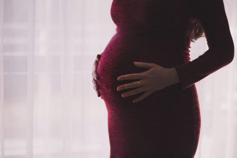 Εμβολιασμοί εγκύων: «Να γίνονται κανονικά» – Τι λέει ο καθηγητής Γυναικολογίας, Νίκος Βλάχος | tovima.gr