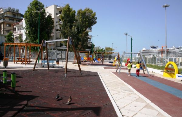 Πειραιάς: Πλήρης ανακατασκευή και νέα παιχνίδια στις παιδικές χαρές Αγίου Κωνσταντίνου και Ιππολύτου