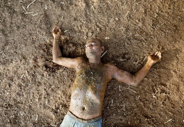 Ινδία: Πιστοί ακόμη και γιατροί καλύπτονται με κοπριά για να προστατευθούν από τον κορωνοϊό