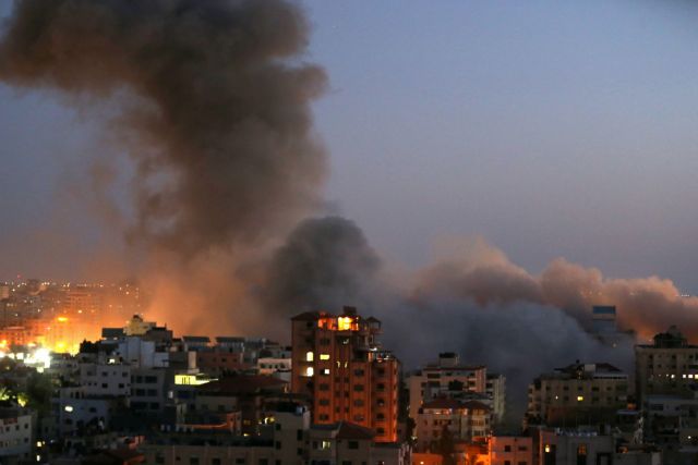 Γάζα: Κατέρρευσε πολυκατοικία 13 ορόφων ύστερα από ισραηλινούς βομβαρδισμούς