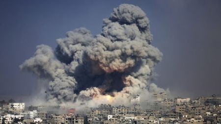 Μέση Ανατολή: Ο Μπάιντεν ζητά αποκλιμάκωση βίας, αλλά το Ισραήλ ετοιμάζει χερσαία επίθεση