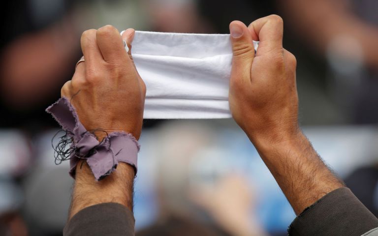 Βγάζουν τις μάσκες στη Βρετανία στις 21 Ιουνίου