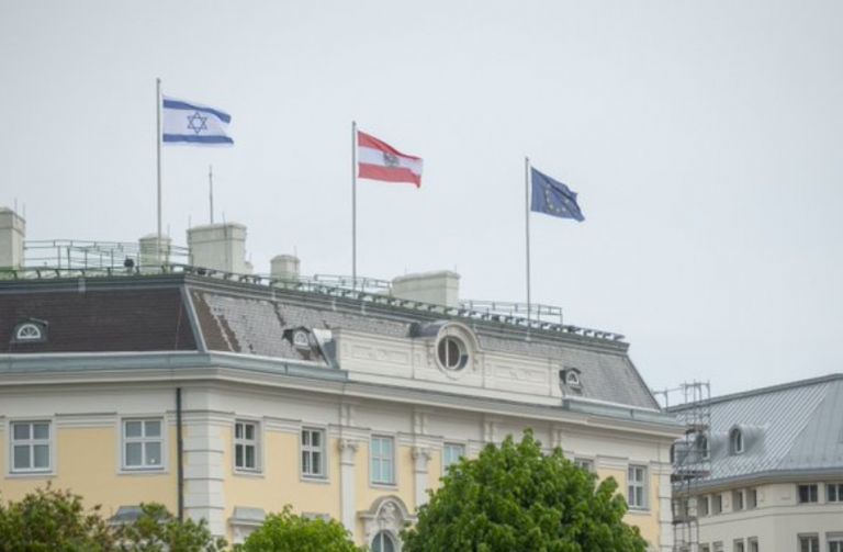 Αυστρία: Ο Κουρτς ύψωσε τη σημαία του Ισραήλ στην Καγκελαρία | tovima.gr