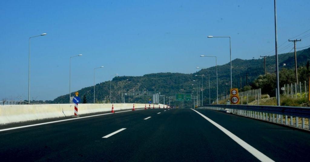 Εκτροπή κυκλοφορίας στην Αθηνών – Κορίνθου λόγω διαμαρτυριών Ρομά για τον τραυματισμό του 16χρονου