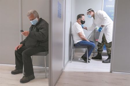 ECDC: Κάτω από τον μέσο όρο οι εμβολιασμοί στις περισσότερες ηλικιακές ομάδες στην Ελλάδα – Ποιοι κάνουν την έκπληξη