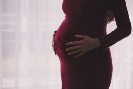 Κοροναϊός: Τα εμβόλια προστατεύουν και τις εγκύους – Δεν κάνουν ζημιά στον πλακούντα