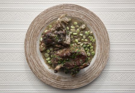 Αρνάκι σκορδάτο με κουκιά