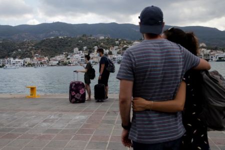 Lockdown: Έφυγαν οι πρώτοι τουρίστες από τον Πειραιά – Πώς ταξιδεύουμε σε νησιά και επαρχία