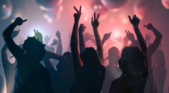 Κορωνοπάρτι στο ΑΠΘ με δεκάδες άτομα και DJ | tovima.gr