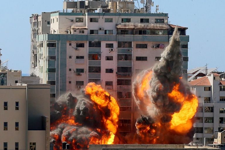 Γάζα: Μωρό πέντε μηνών ανασύρεται ζωντανό από τα ερείπια | tovima.gr