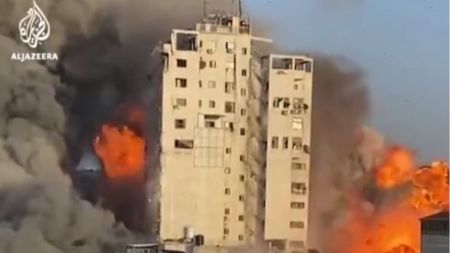 Γάζα: Κατέρρευσε από ισραηλινό βομβαρδισμό κτίριο που στέγαζε το AP και το Al Jazeera