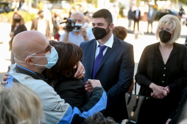Γιώργος Καραϊβάζ: Θλίψη και συγκίνηση στο μνημόσυνό του