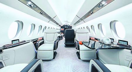 Ιδιωτικά αεροπλάνα, parties, ο Σιλ και η… μπουζουκλερί