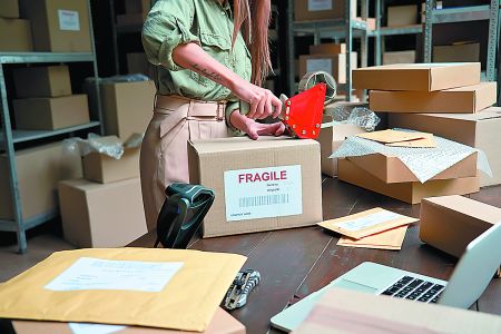 Ανατροπές στο e-εμπόριο : Με ΦΠΑ 24% οι e-αγορές από το εξωτερικό – Ολες οι αλλαγές από 1η Ιουλίου