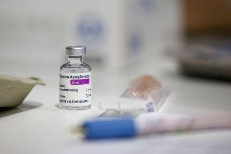 AstraZeneca : Στο νοσοκομείο μητέρα 3 παιδιών μετά το εμβόλιο – Με συμπτώματα θρομβοπενίας