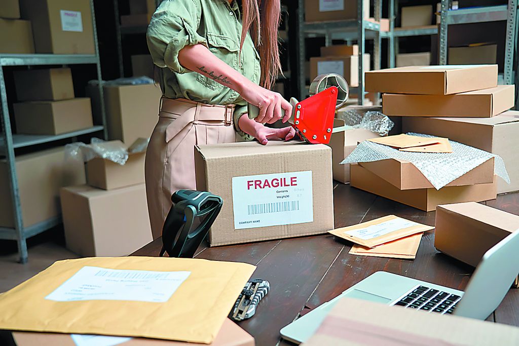 Ανατροπές στο e-εμπόριο : Με ΦΠΑ 24% οι e-αγορές από το εξωτερικό – Ολες οι αλλαγές από 1η Ιουλίου