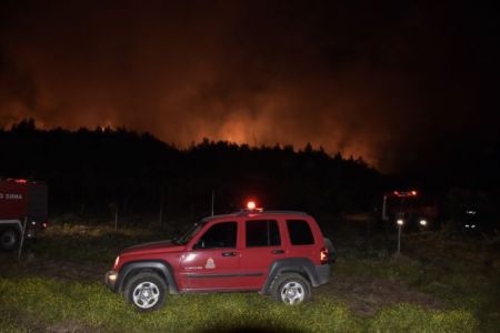 Μεγάλη φωτιά στον Σχίνο Κορινθίας – Εκκενώνονται οικισμοί