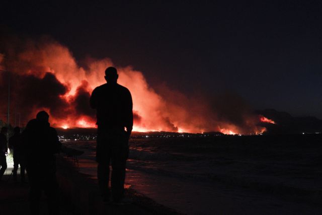 Φωτιά στα Γεράνεια: Ολονύχτια μάχη με τις φλόγες – Θυελλώδεις άνεμοι και αναζωπυρώσεις | tovima.gr