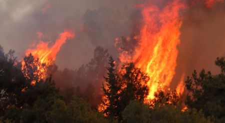Φωτιά στα Γεράνεια: Εκκενώνονται νέοι οικισμοί – Μήνυμα από το 112