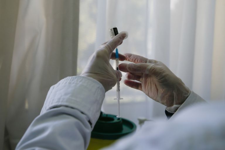 Εμβόλιο: Πόσες φορές μπορείς να αλλάξεις το ραντεβού σου – Τι ισχύει για τα «πέναλτι» | tovima.gr