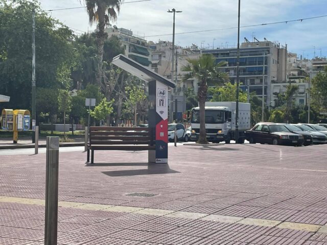 Δήμος Πειραιά: Υπερσύγχρονα παγκάκια υποστήριξης ΑμεΑ