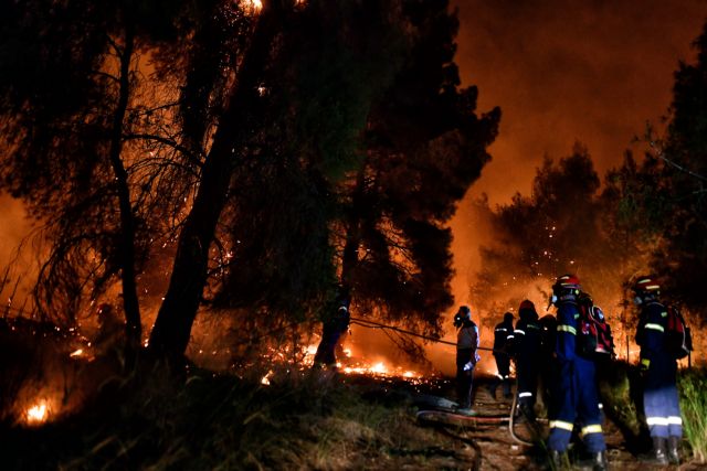 Φωτιά στην Κορινθία: Εικόνες που κόβουν την ανάσα από πυροσβεστικό όχημα | tovima.gr